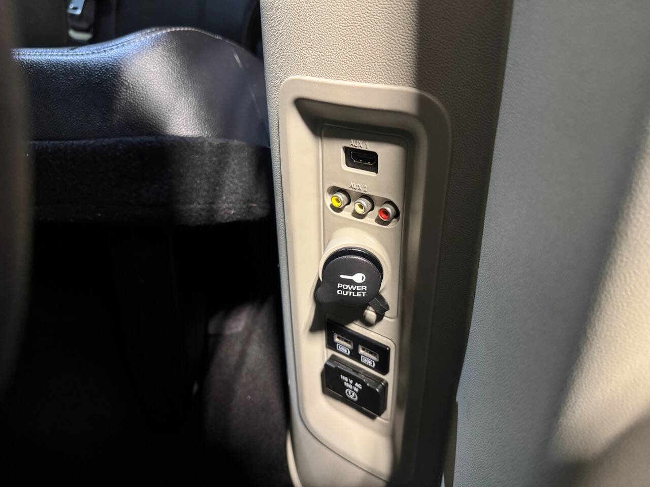 Used 2015 Chrysler Town & Country Touring-L w/ Driver Convenience Group image 16