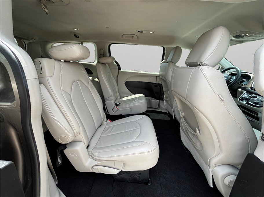 Used 2018 Chrysler Pacifica Touring-L FWD image 36