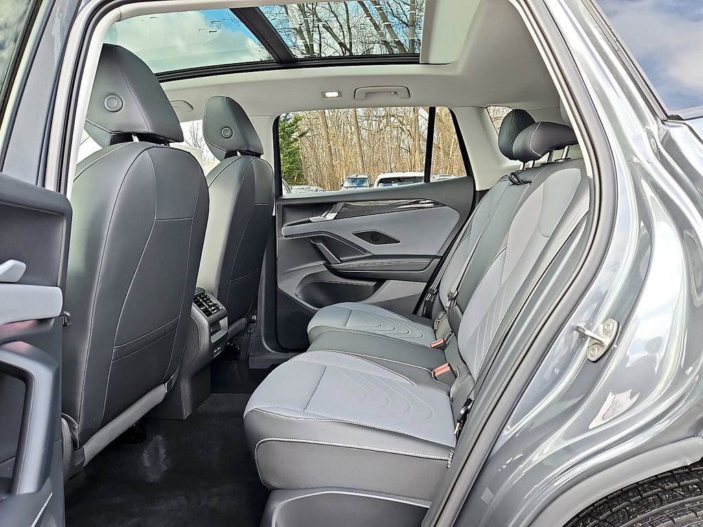 Certified 2025 Volkswagen Tiguan SE w/ Panoramic Sunroof Package image 11