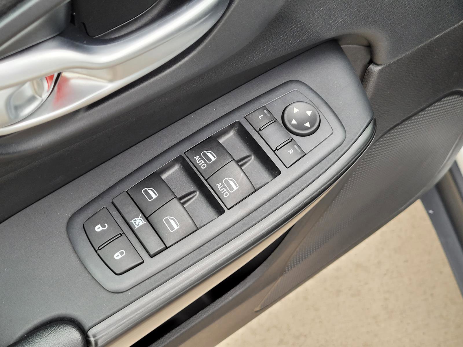 Used 2016 Jeep Cherokee Limited image 25