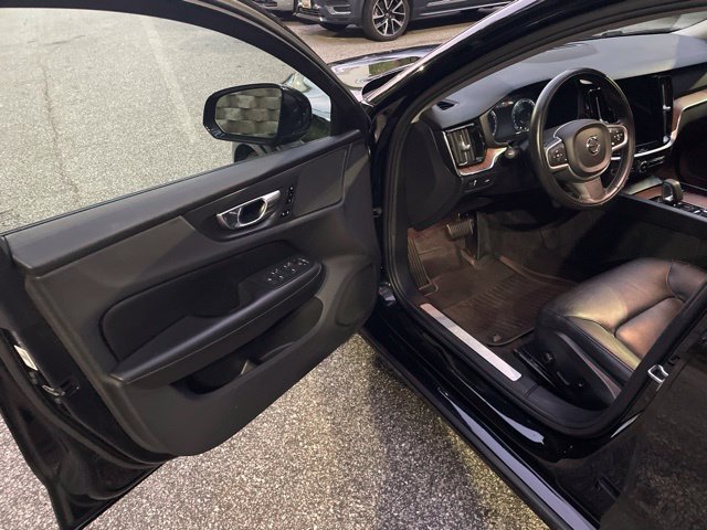 Used 2022 Volvo S60 B5 Momentum w/ Climate Package FWD image 10