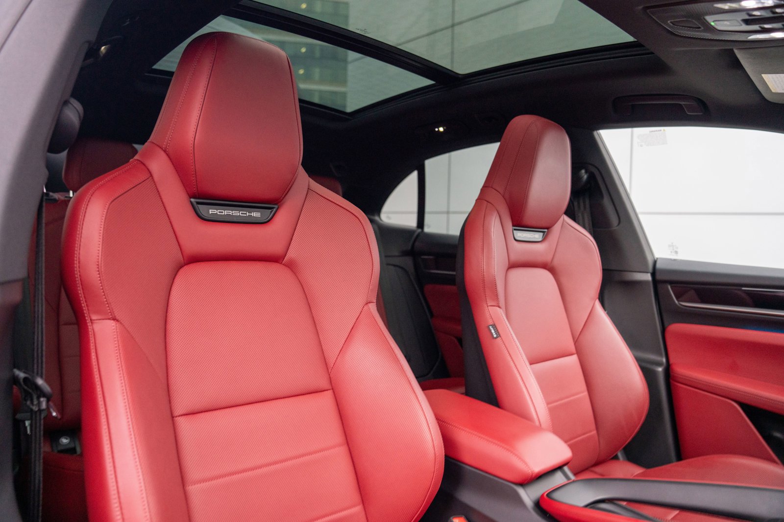 Certified 2025 Porsche Macan Electric image 27