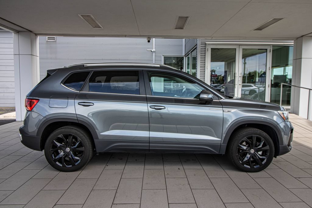Certified 2023 Volkswagen Taos SE w/ Panoramic Sunroof Package FWD image 3