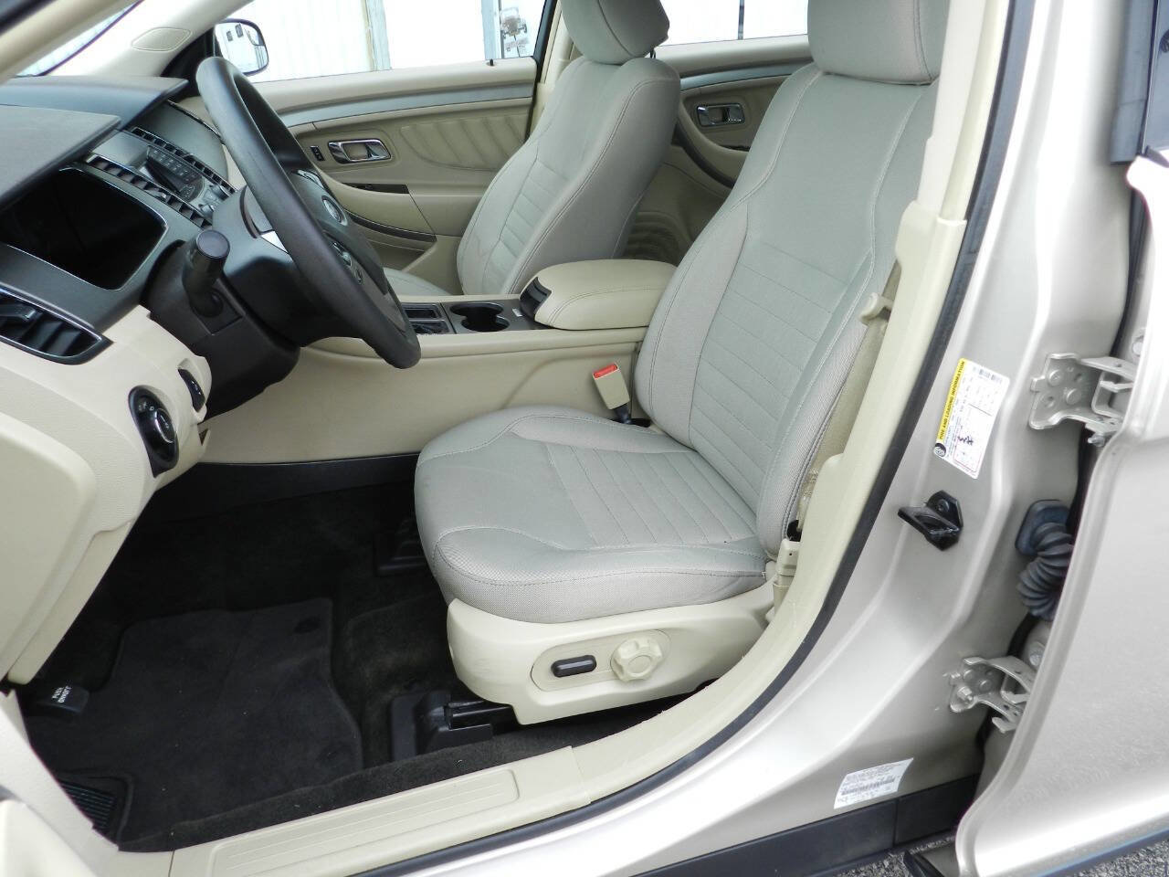 Used 2018 Ford Taurus SE image 2