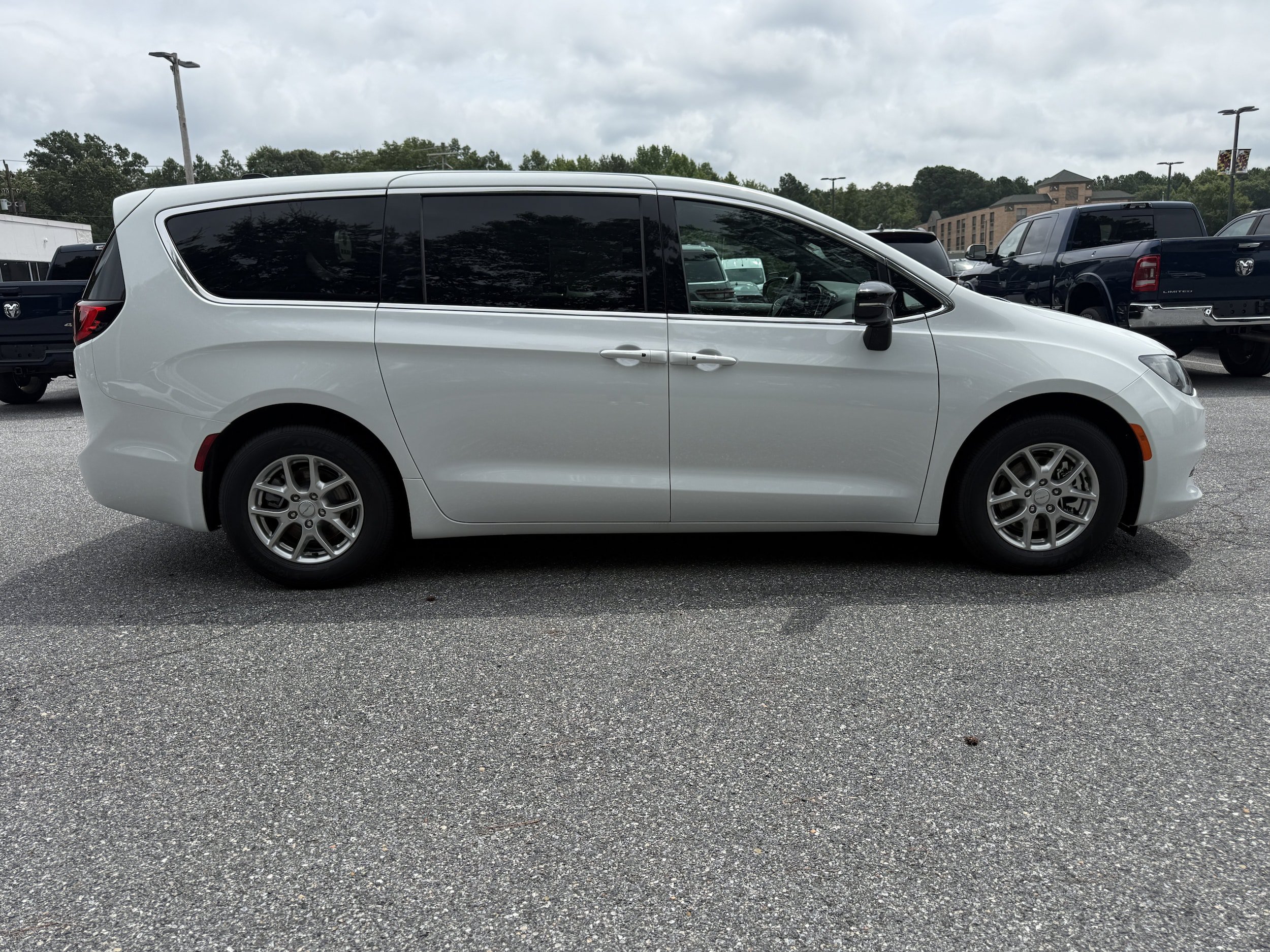 New 2027 Chrysler Pacifica LX FWD image 9