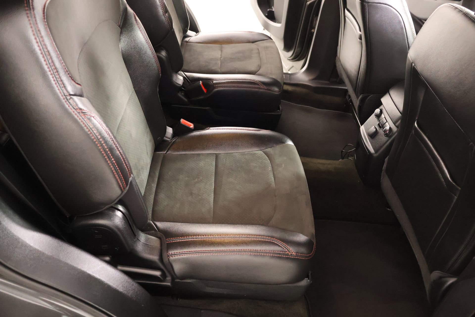 Used 2018 Ford Explorer XLT w/ Equipment Group 202A FWD image 16