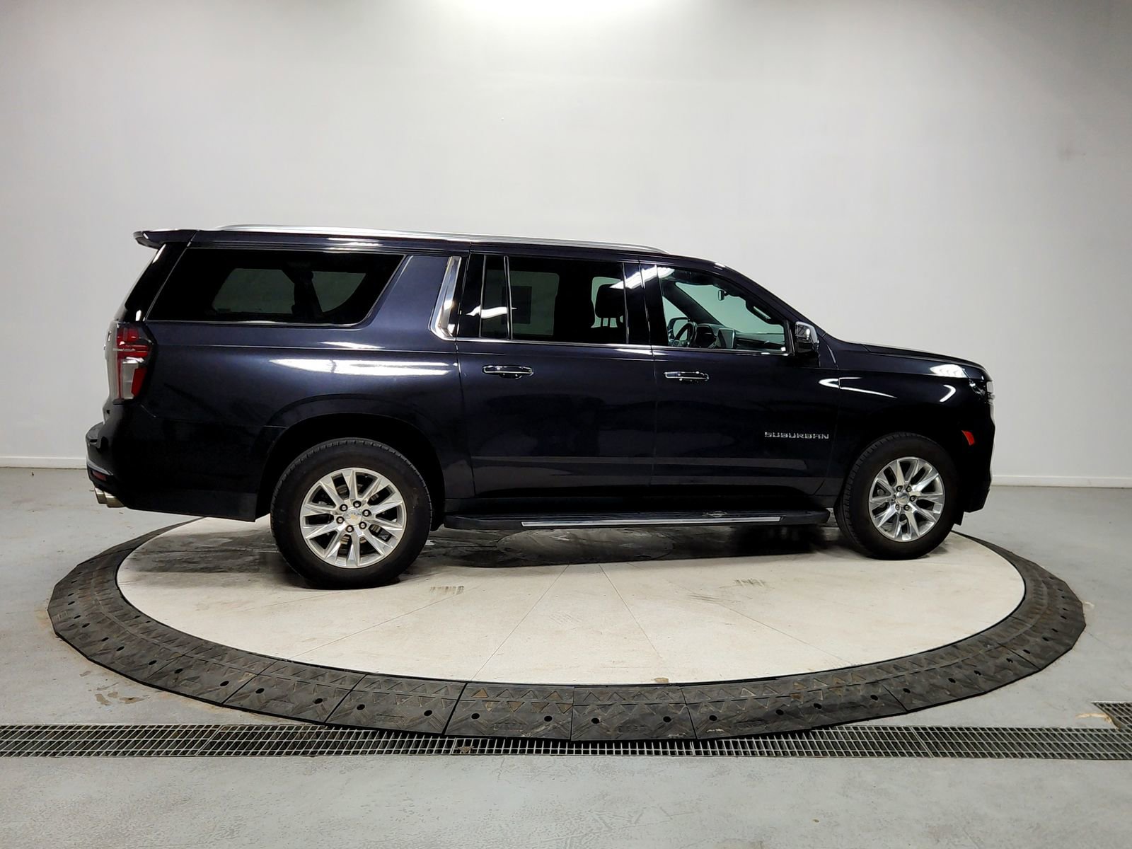 Used 2023 Chevrolet Suburban Premier image 8