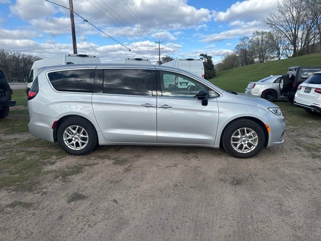 Used 2024 Chrysler Pacifica Touring-L FWD image 11