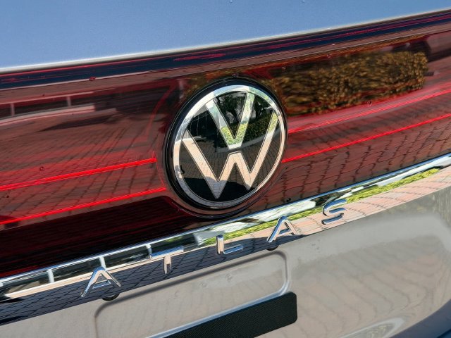 Used 2025 Volkswagen Atlas SE AWD/4WD image 14