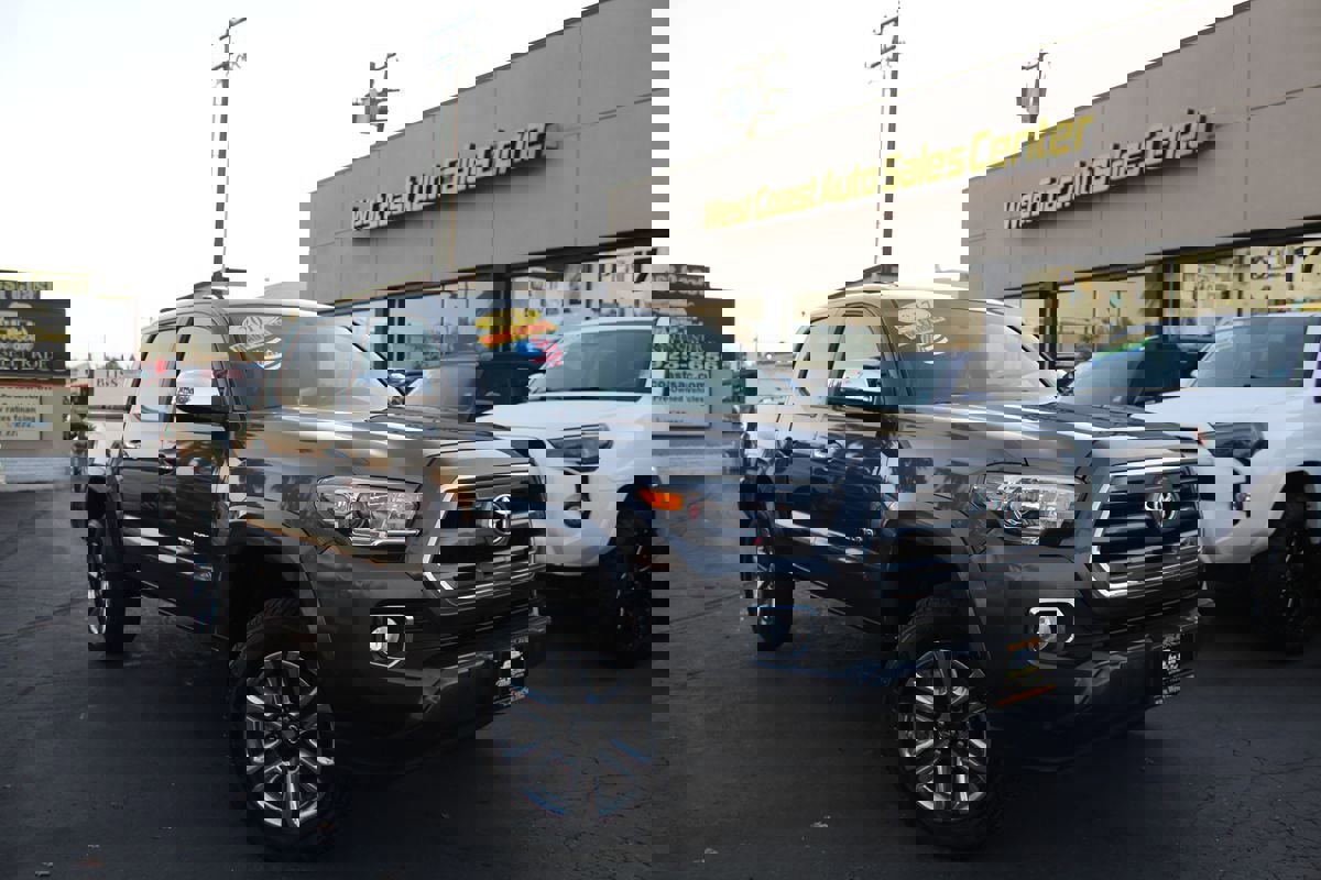 Used 2017 Toyota Tacoma Limited image 38