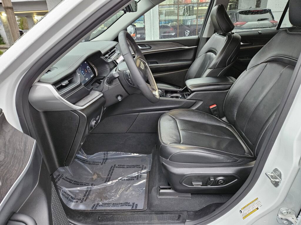 Used 2023 Jeep Grand Cherokee Limited w/ Luxury Tech Group II image 15