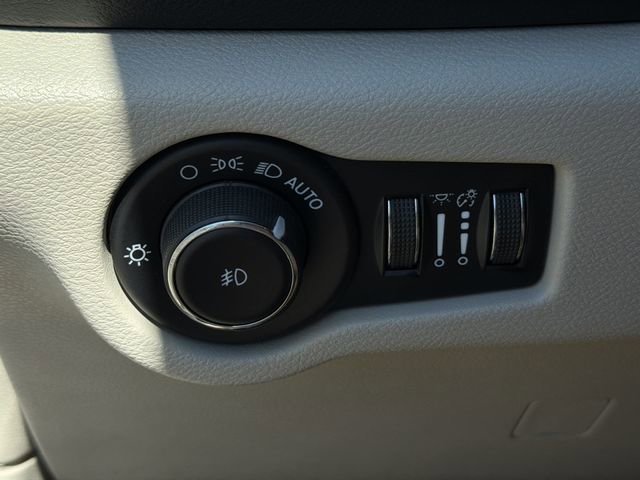 Used 2023 Chrysler Pacifica Touring-L FWD image 30