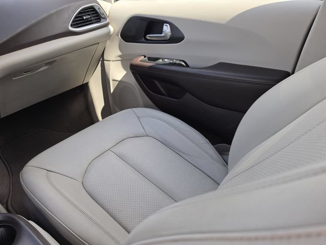 Used 2020 Chrysler Pacifica Touring-L Plus FWD image 22
