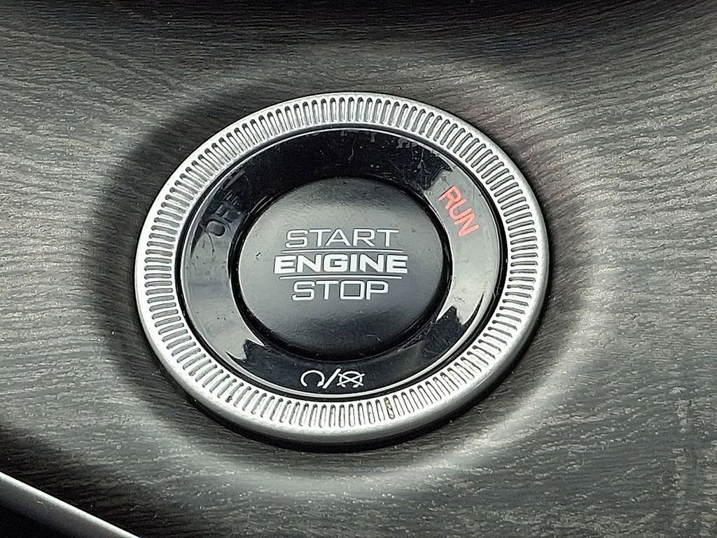 Used 2024 Jeep Grand Cherokee Limited w/ Black Appearance Package image 25