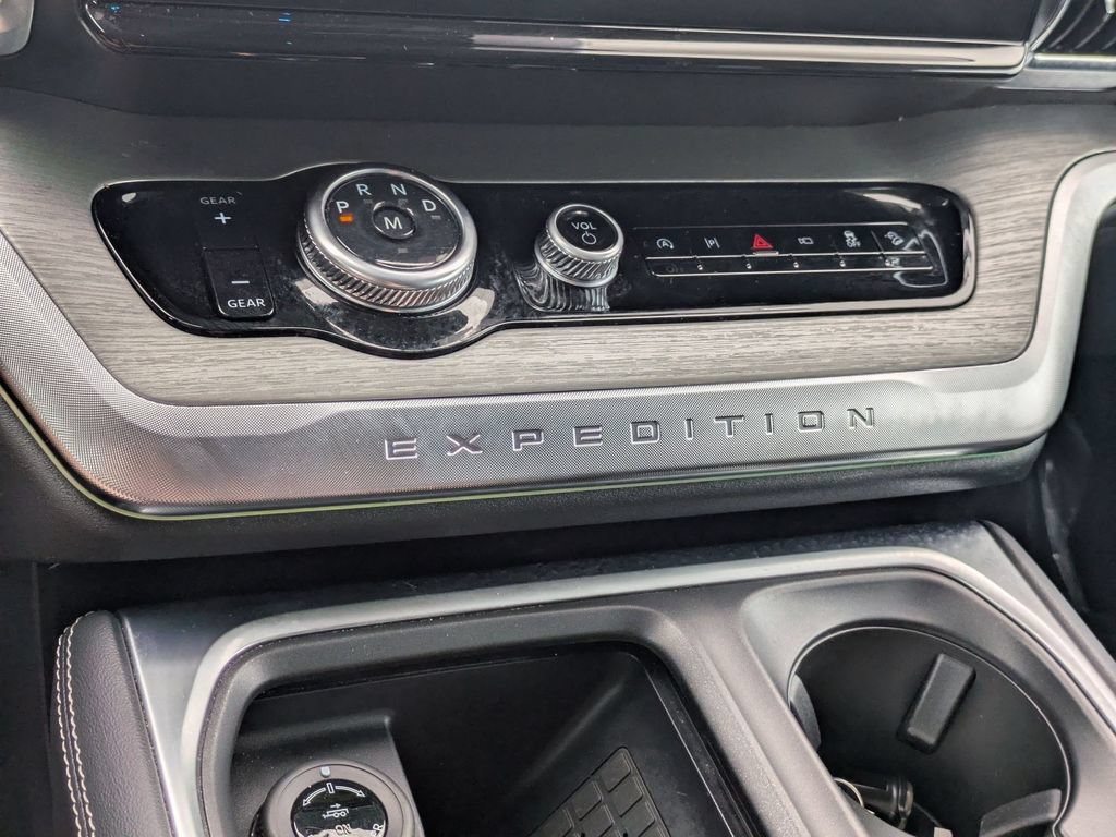 Used 2025 Ford Expedition Platinum AWD/4WD image 23