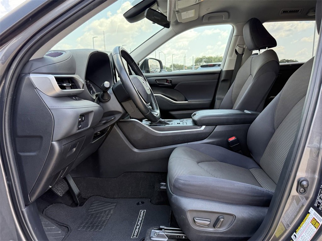 Used 2023 Toyota Highlander LE image 21