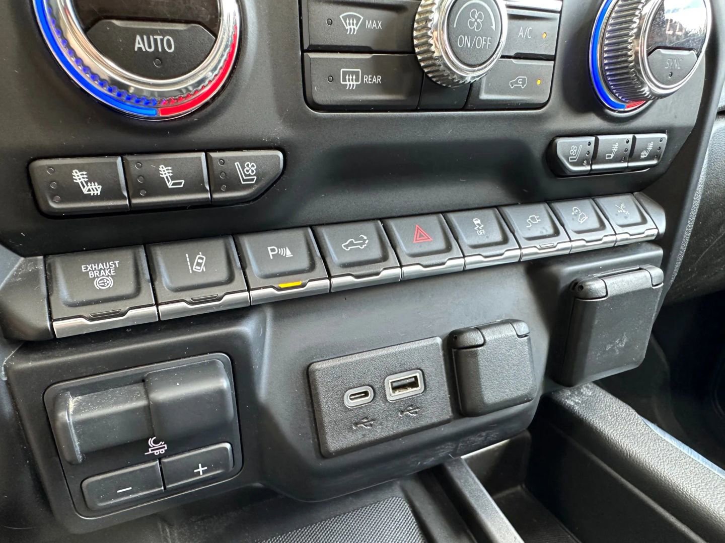 Used 2021 GMC Sierra 2500 Denali w/ Denali Black Diamond Edition image 22