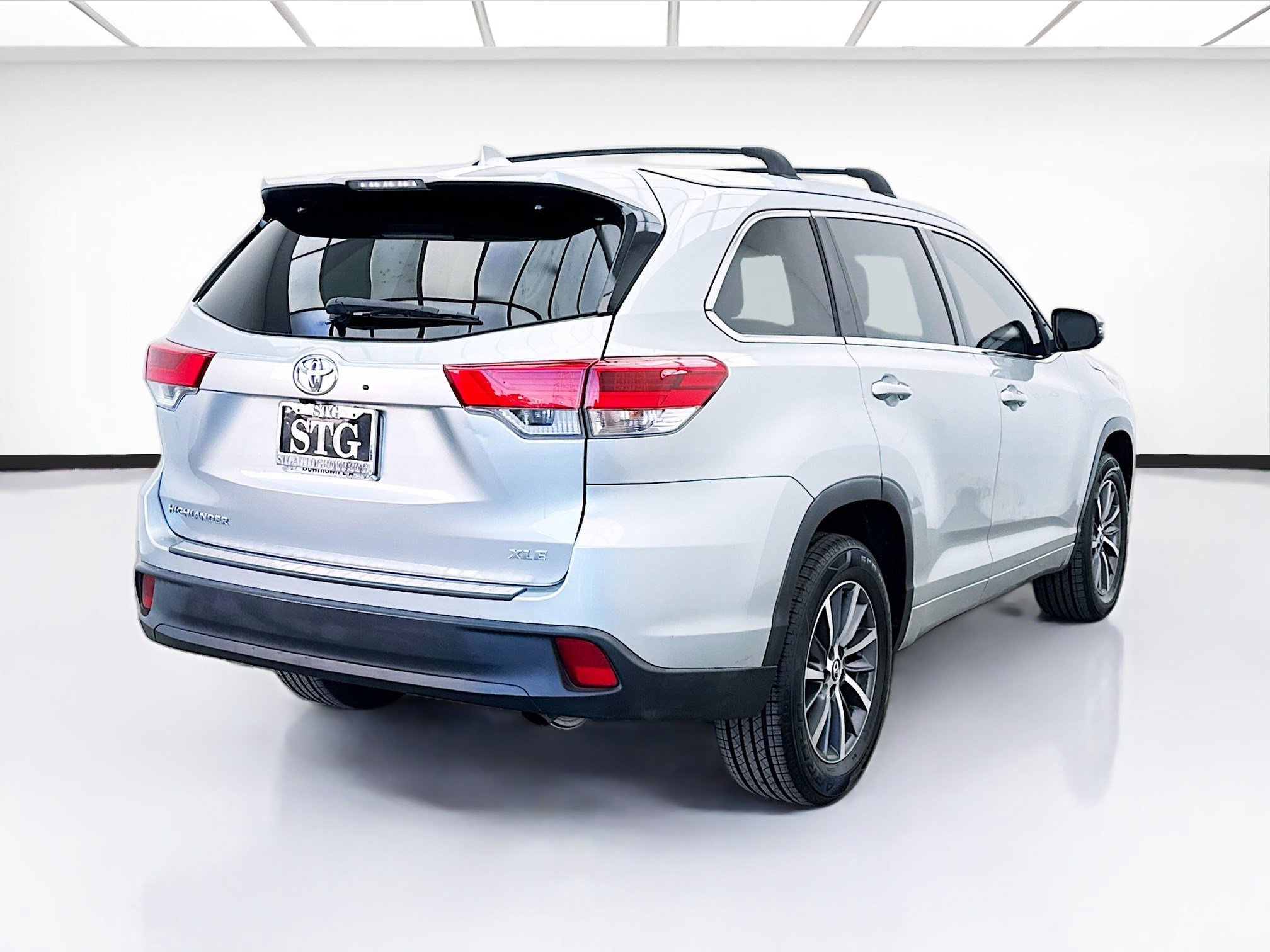 Used 2017 Toyota Highlander XLE w/ Carpet Mat Package FWD image 4