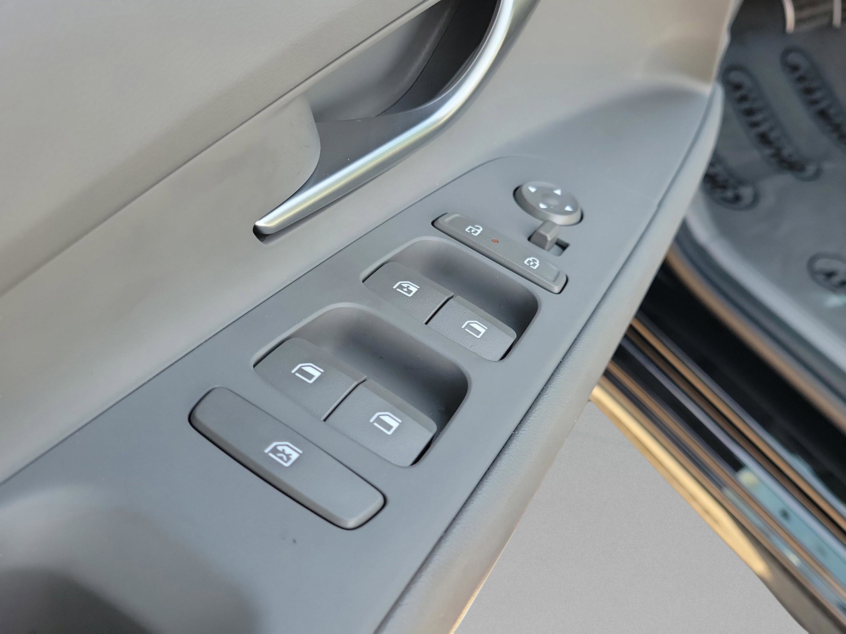 Used 2025 Hyundai Elantra Sport image 13