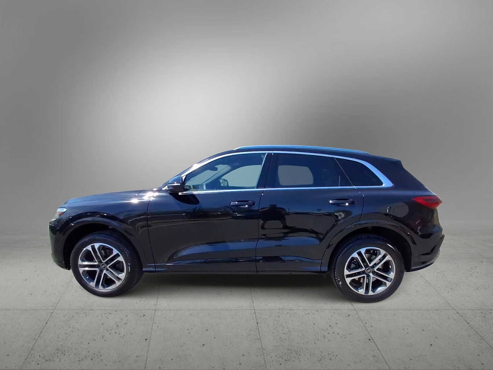 Certified 2025 Audi Q5 Premium w/ 19" Wheel Package AWD/4WD image 5