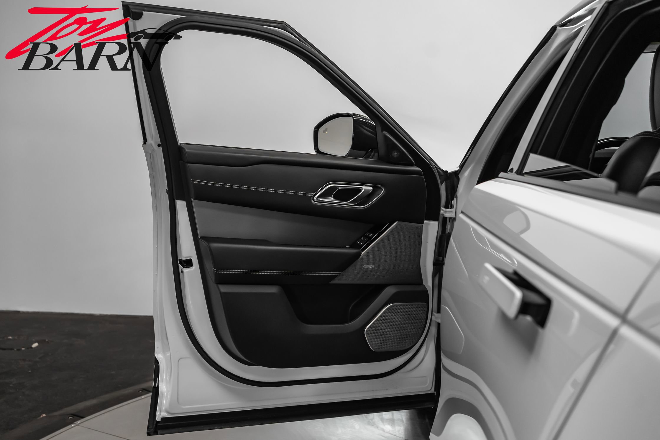 Used 2018 Land Rover Range Rover Velar R-Dynamic HSE image 21