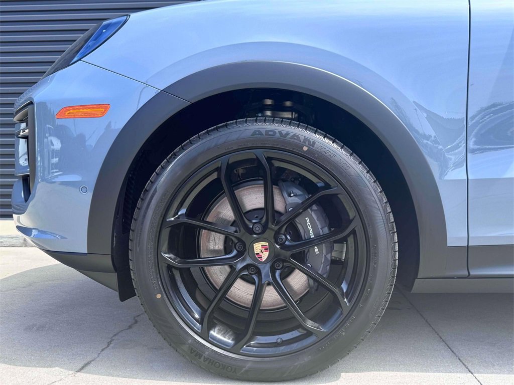 New 2025 Porsche Cayenne Coupe image 12