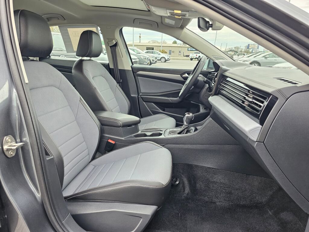 Certified 2025 Volkswagen Jetta SE w/ Sunroof Package image 15