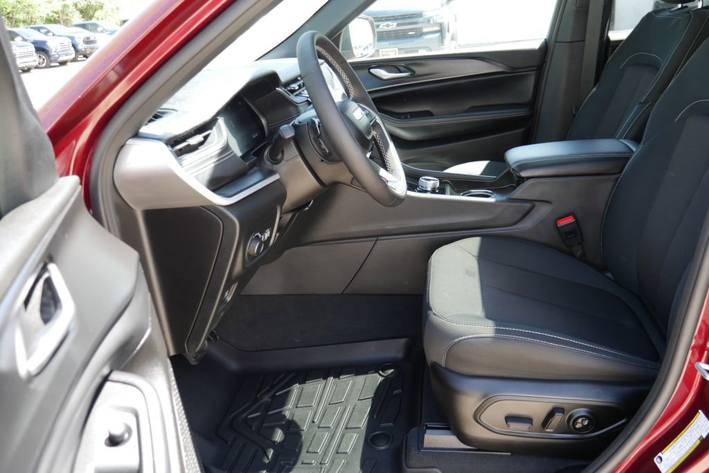 Used 2025 Jeep Grand Cherokee Laredo X w/ Luxury Tech Group I AWD/4WD image 8