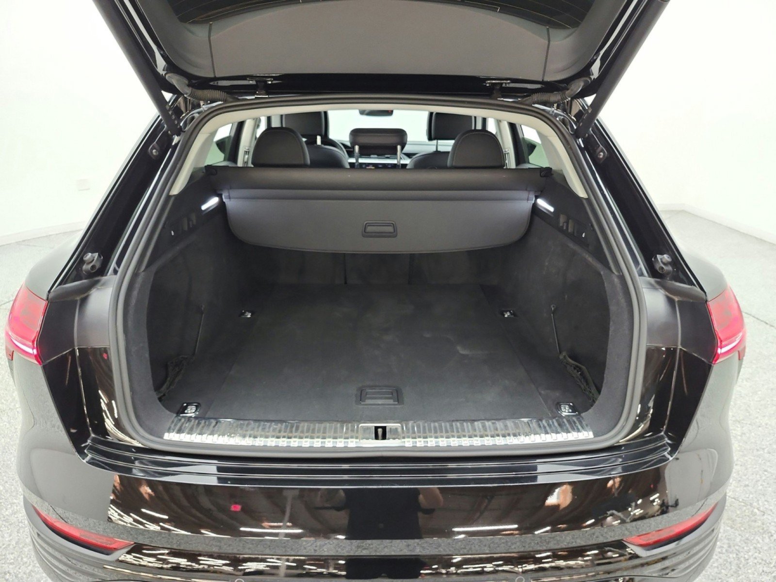 Used 2024 Audi Q8 e-tron Premium AWD/4WD image 18