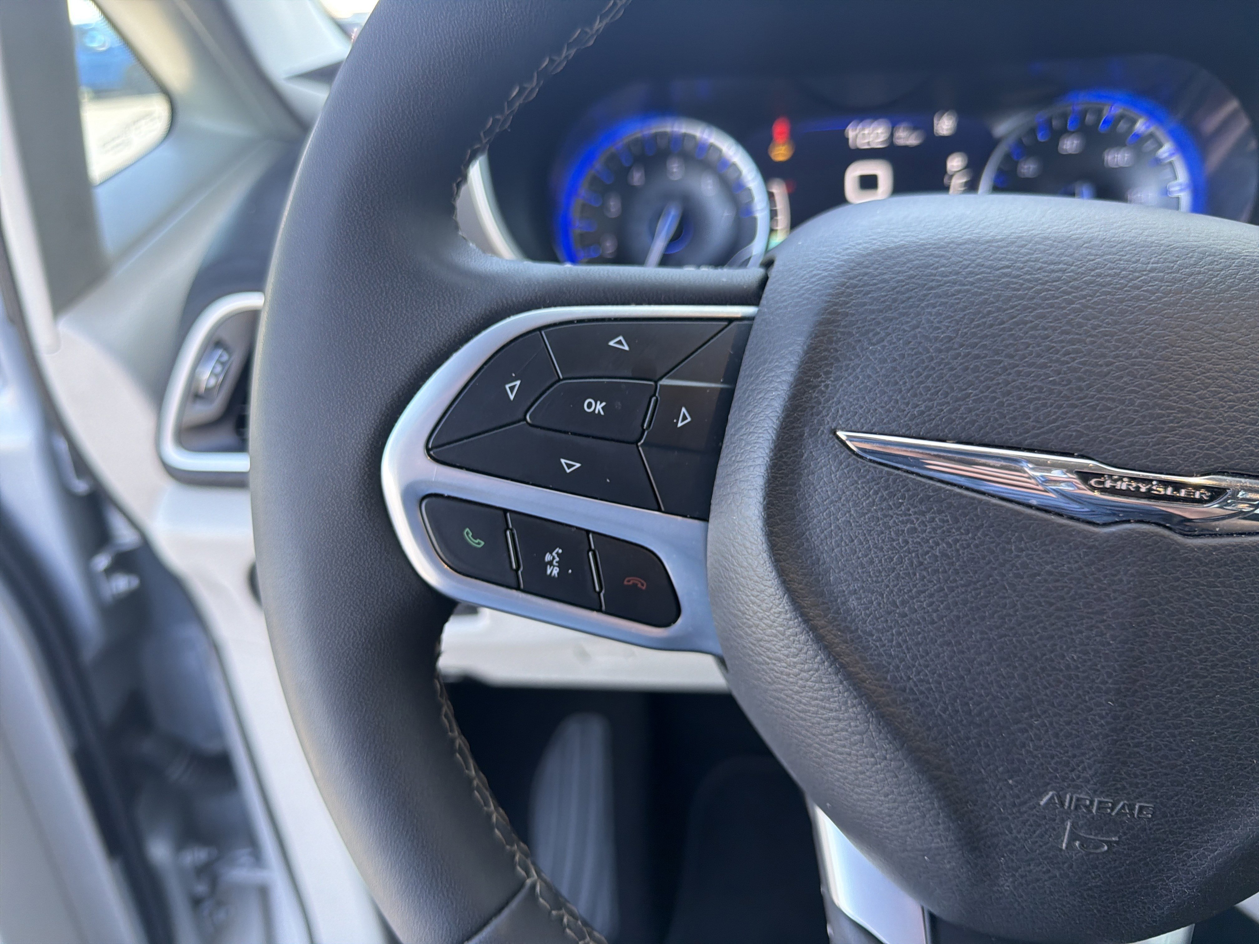 Used 2024 Chrysler Pacifica Touring-L FWD image 34