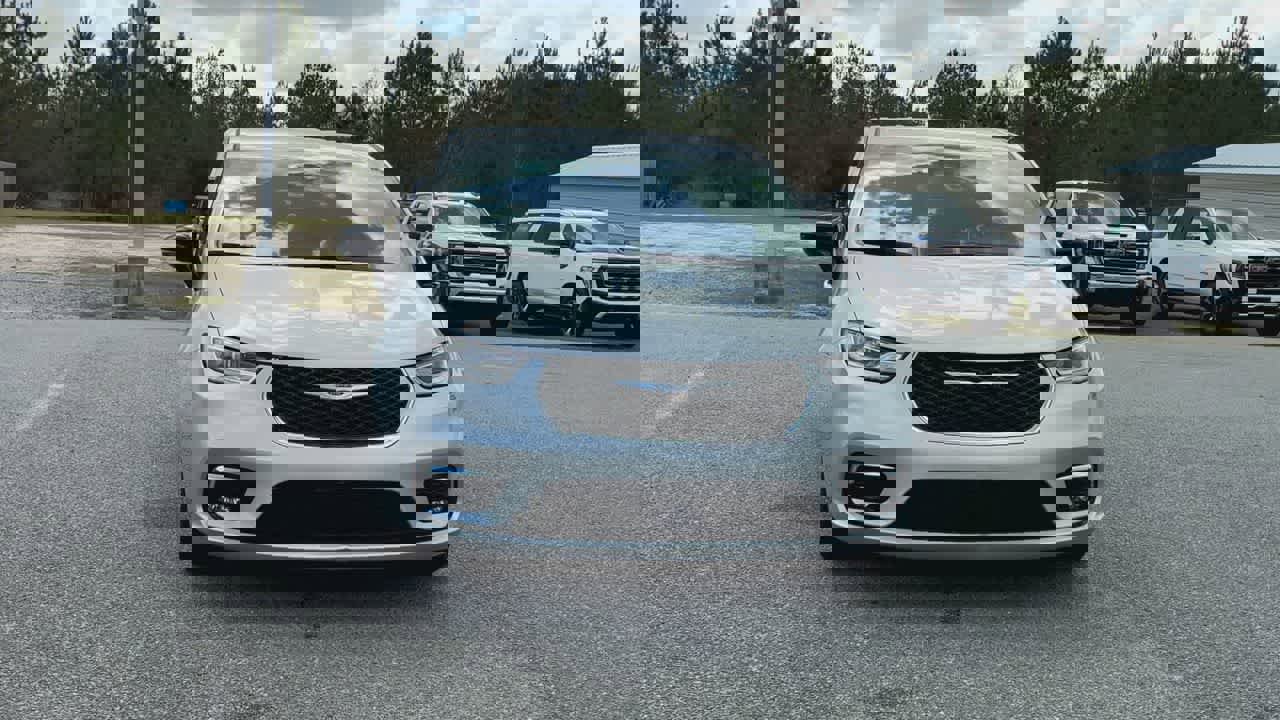 Used 2024 Chrysler Pacifica Touring-L image 3