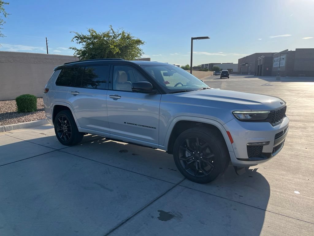 Used 2024 Jeep Grand Cherokee L Summit AWD/4WD image 5