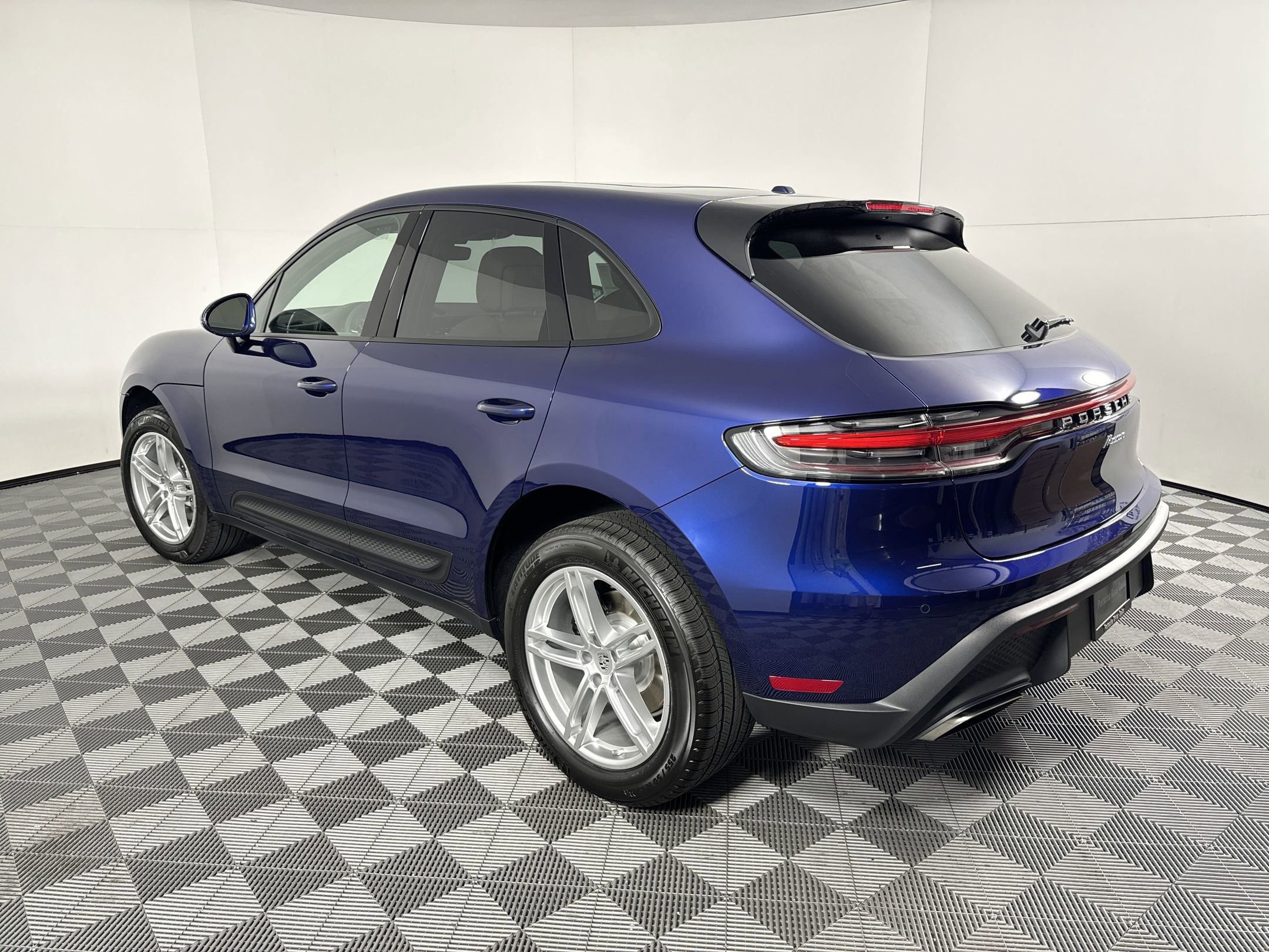 Certified 2025 Porsche Macan image 3