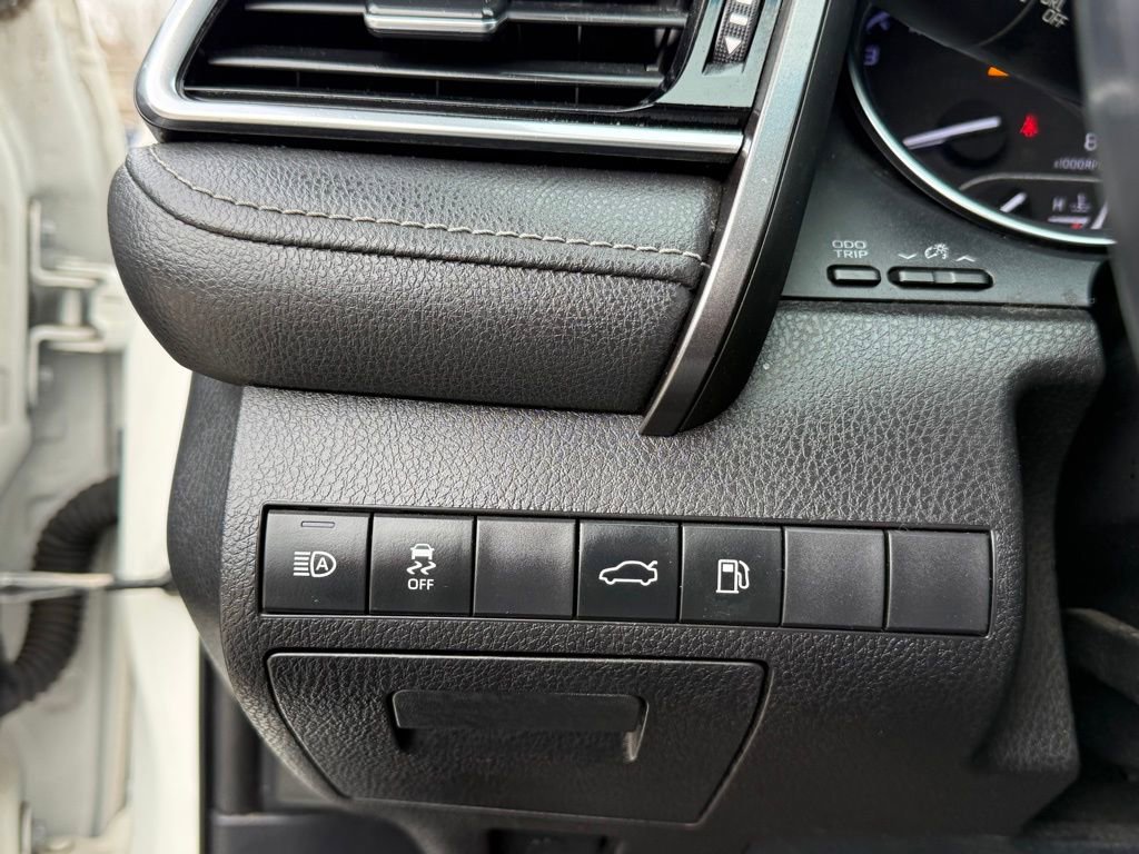 Used 2018 Toyota Camry SE image 18