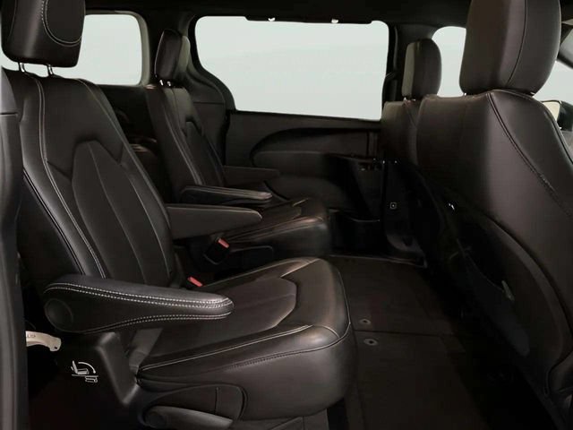 Used 2025 Chrysler Pacifica Select FWD image 70