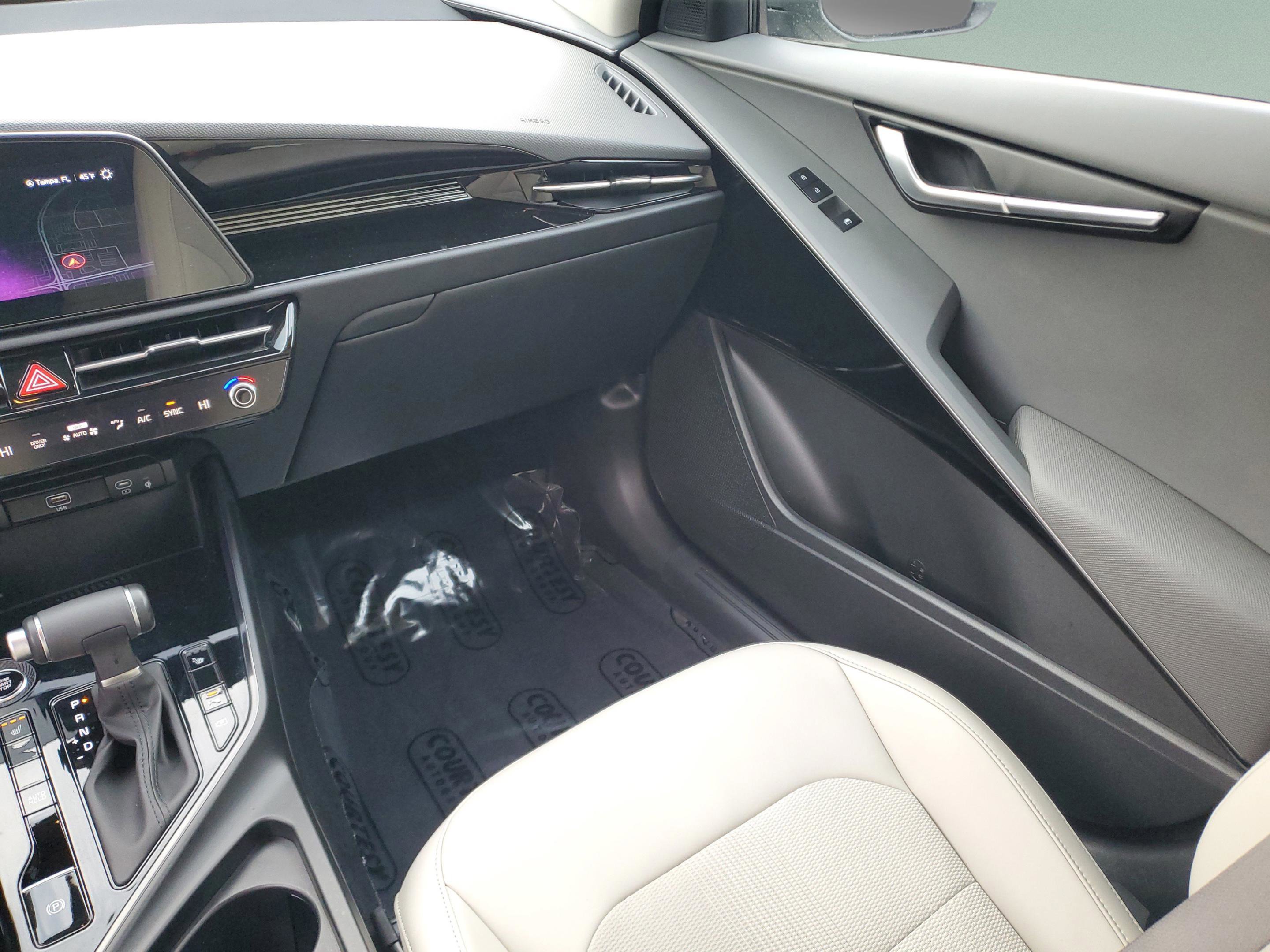 Used 2025 Kia Niro EX image 16