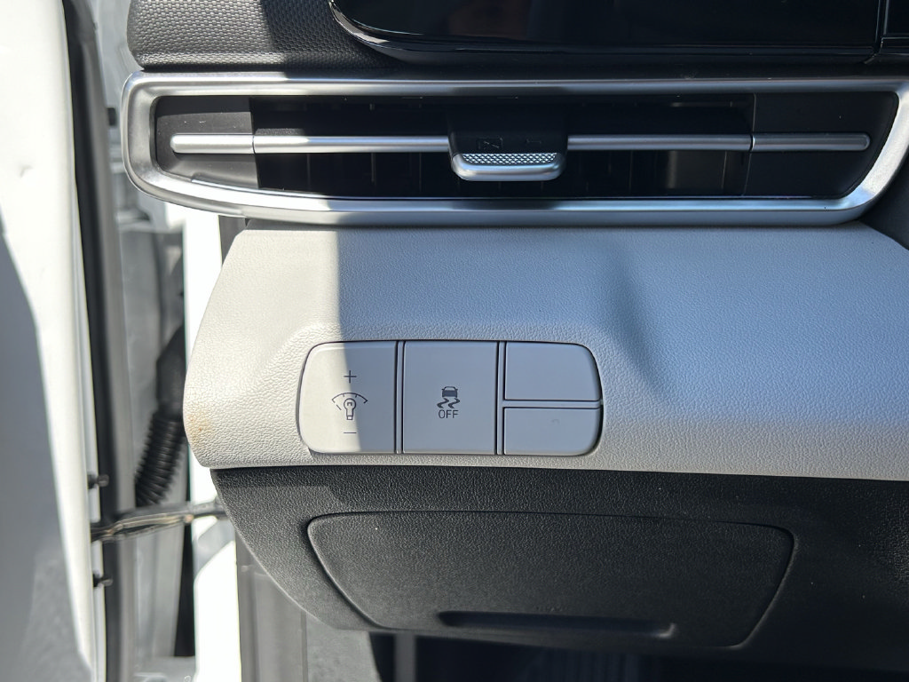 Certified 2025 Hyundai Elantra Limited FWD image 30