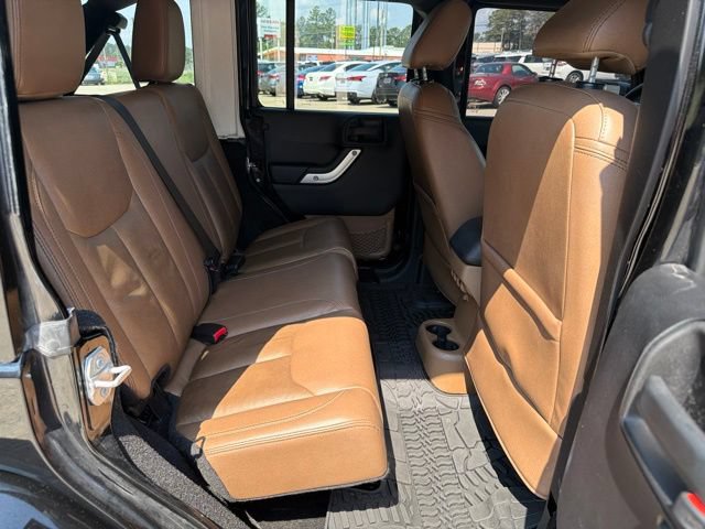 Used 2016 Jeep Wrangler Unlimited Sahara w/ Connectivity Group AWD/4WD image 13