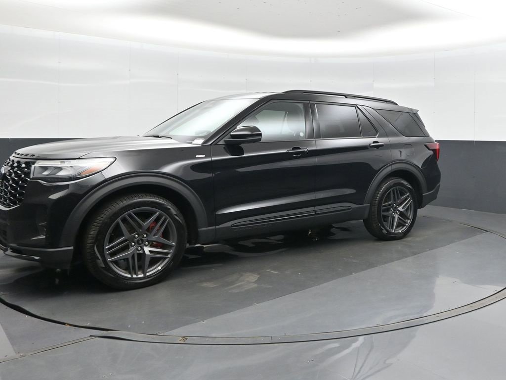 Used 2025 Ford Explorer ST-Line w/ ST-Line Street Pack image 2