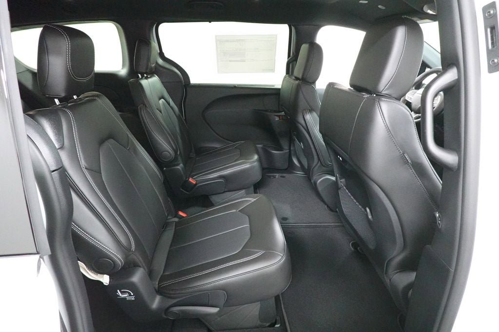New 2027 Chrysler Pacifica Select FWD image 26