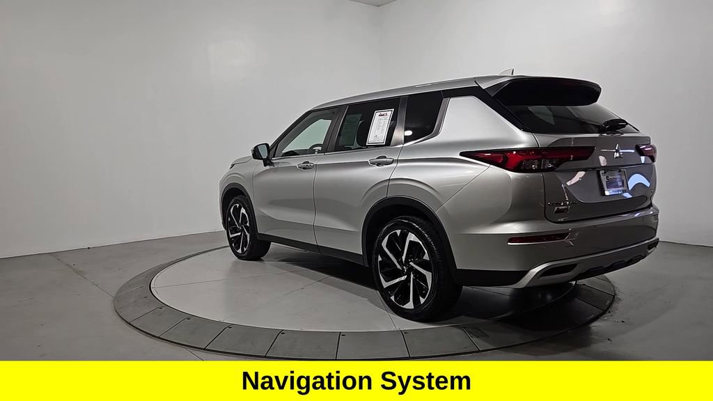 Used 2023 Mitsubishi Outlander SE image 3