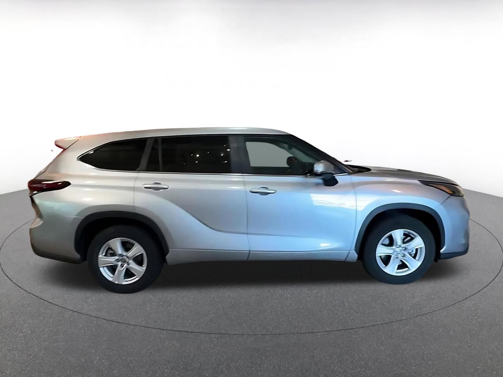 Used 2025 Toyota Highlander LE FWD image 14