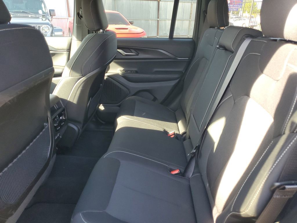 Used 2024 Jeep Grand Cherokee Laredo w/ Luxury Tech Group I AWD/4WD image 10