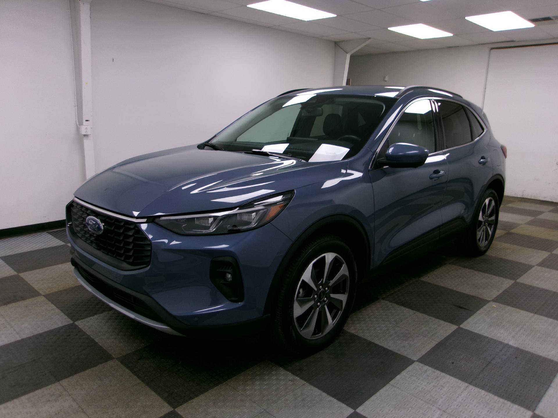 Used 2024 Ford Escape Platinum AWD/4WD image 1