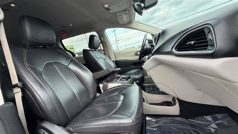 Used 2018 Chrysler Pacifica Touring-L FWD image 34