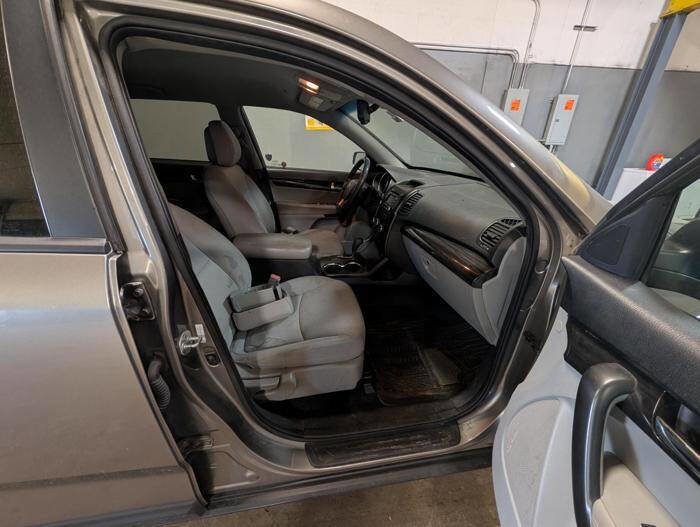 Used 2012 Kia Sorento LX w/ Convenience Pkg FWD image 29