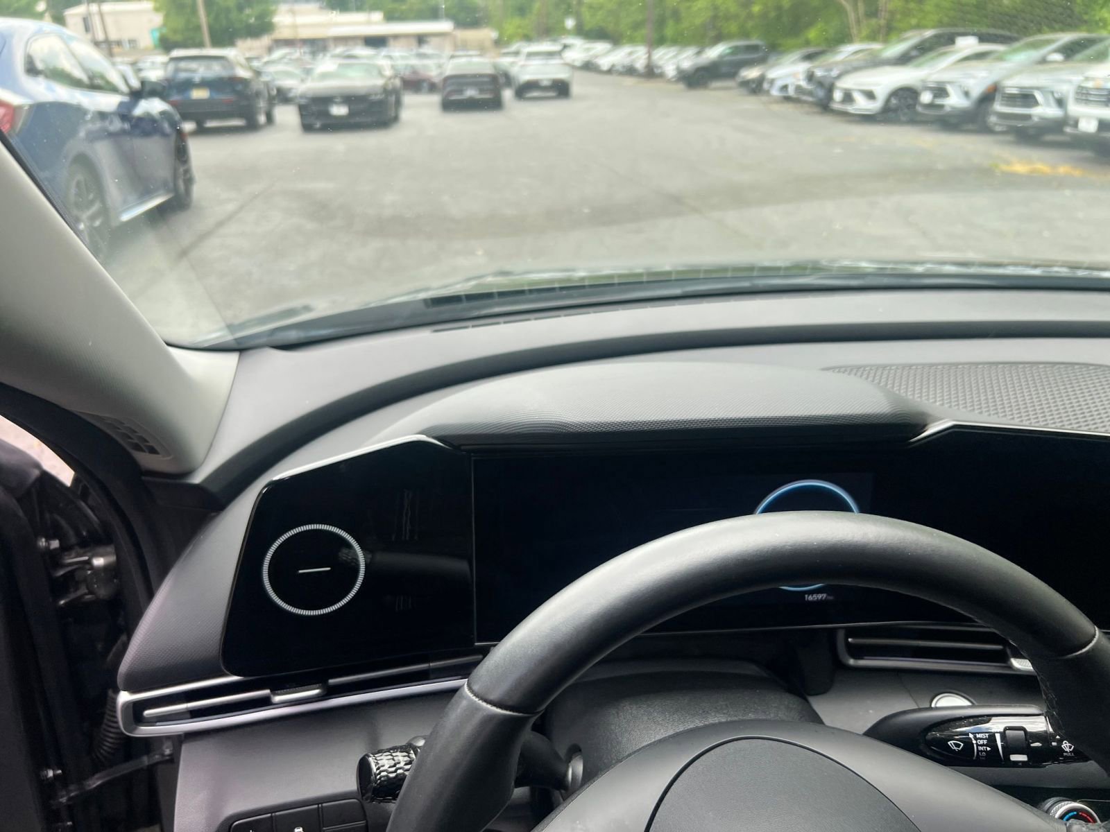 Used 2025 Hyundai Elantra SEL FWD image 30
