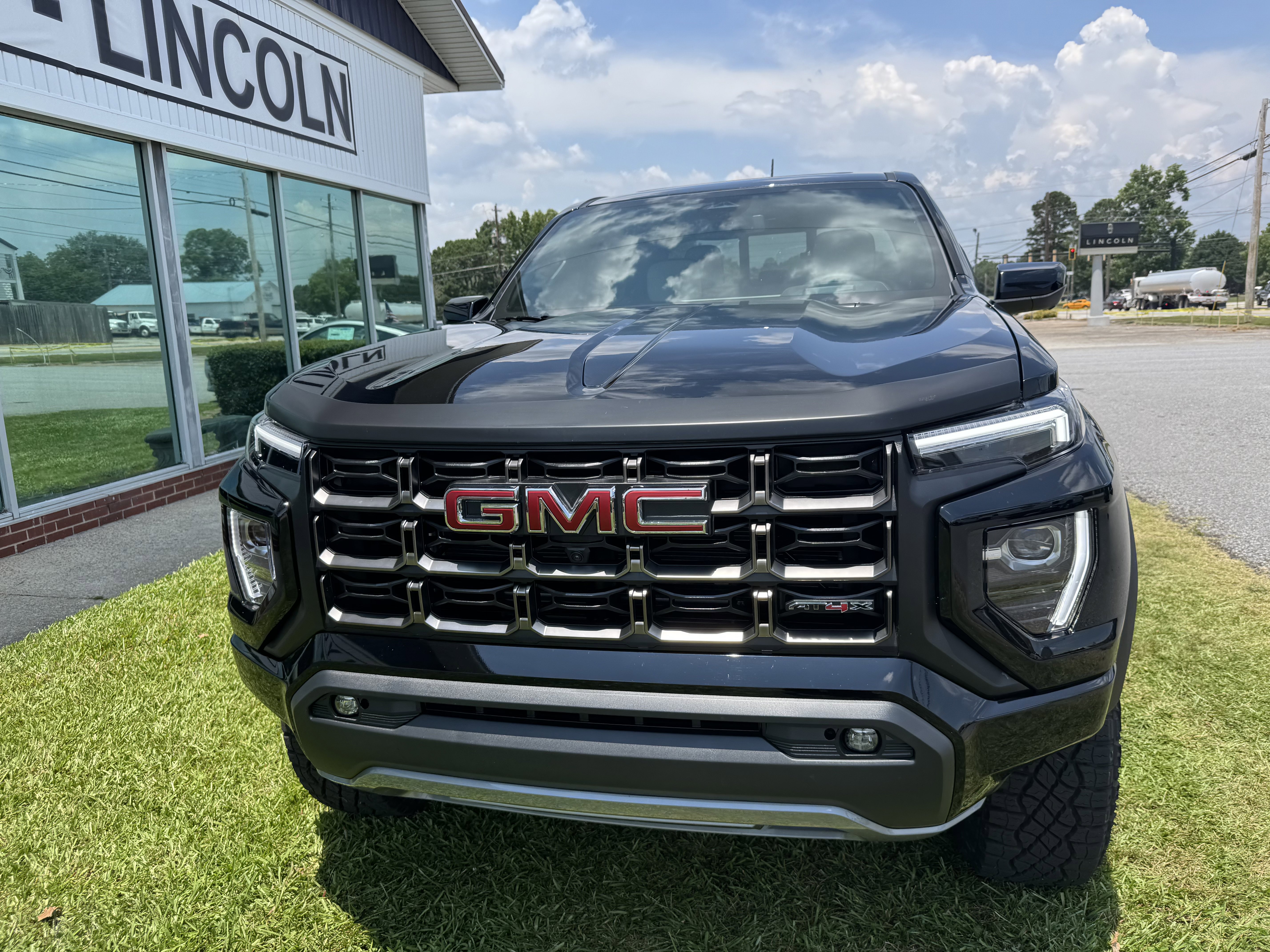 Used 2025 GMC Canyon AT4 w/ AT4X Package image 4