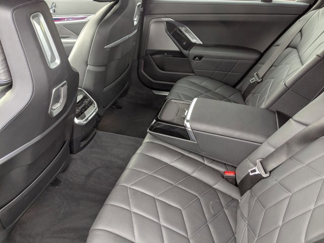 Used 2025 BMW i7 eDrive50 w/ Premium Package image 19