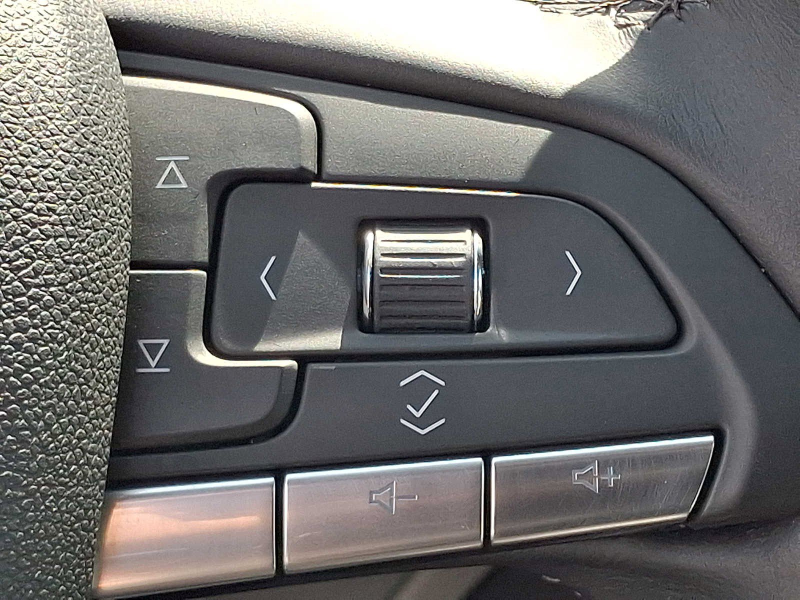 Certified 2023 Cadillac XT4 Luxury AWD/4WD image 20